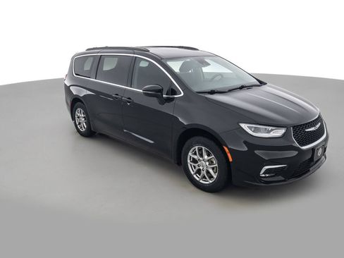Used 2021 Chrysler Pacifica Touring FWD image 3