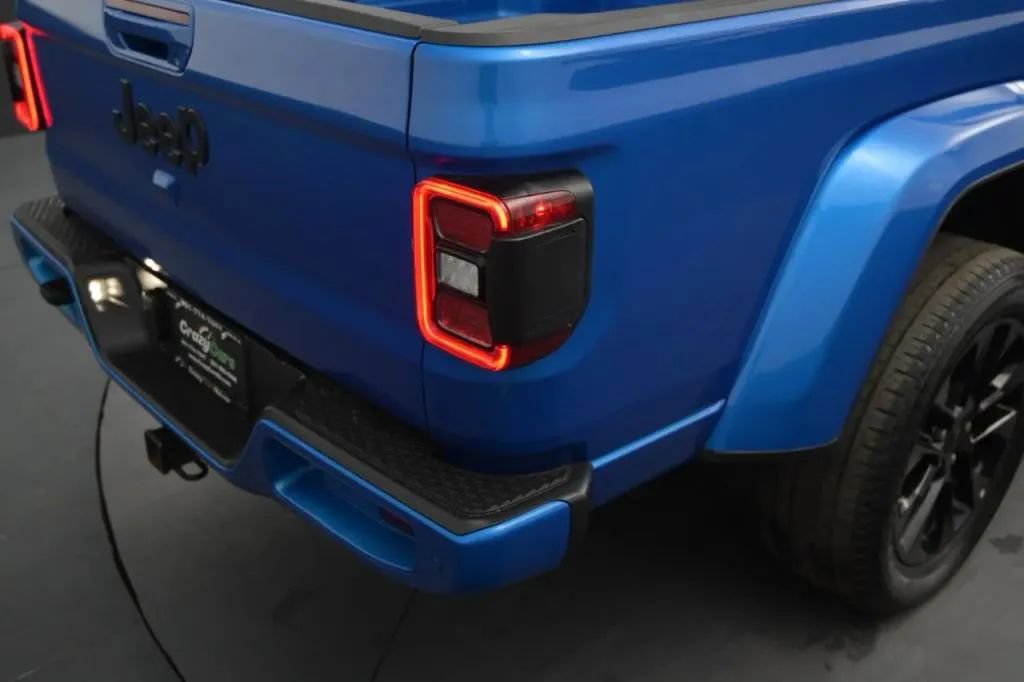 Used 2023 Jeep Gladiator Overland AWD/4WD image 21