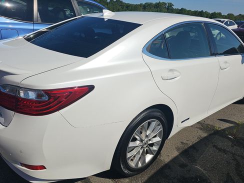 Used 2015 Lexus ES 300h w/ Navigation System Package FWD image 3