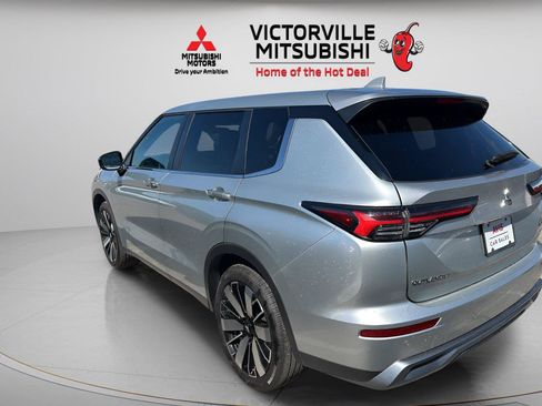 Used 2025 Mitsubishi Outlander SE AWD/4WD image 3