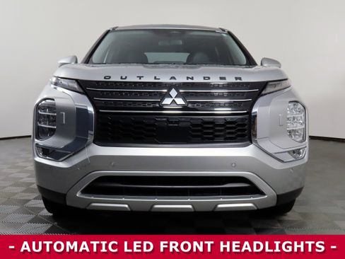 Used 2024 Mitsubishi Outlander SE image 2