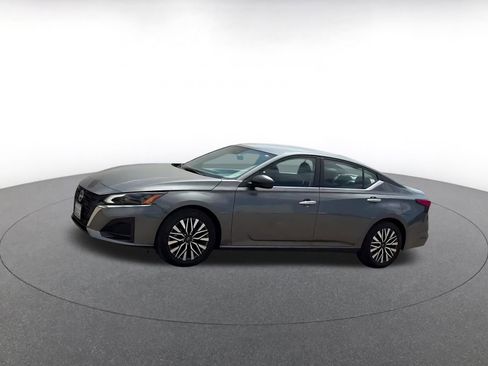 Used 2025 Nissan Altima 2.5 SV image 8