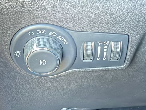Used 2025 Jeep Compass Trailhawk AWD/4WD image 32