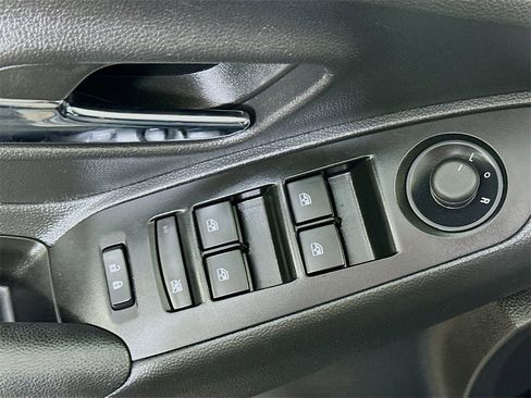 Used 2022 Chevrolet Trax LT w/ LT Convenience Package image 20