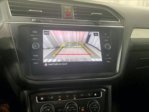 Used 2021 Volkswagen Tiguan SE image 19