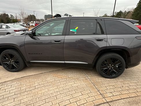 Used 2024 Jeep Wagoneer Launch Edition image 11