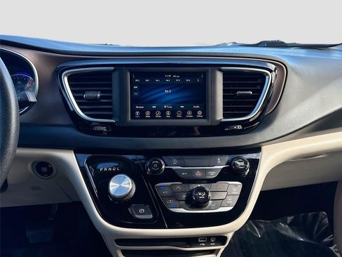 Used 2020 Chrysler Voyager L image 13