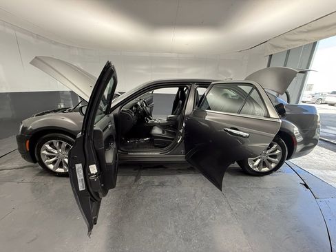 Used 2019 Chrysler 300 Limited image 17