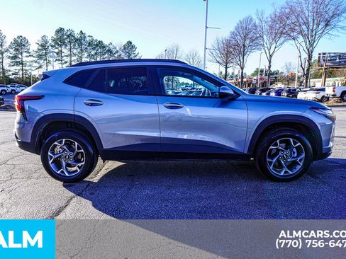 Used 2025 Chevrolet Trax LT w/ LT Convenience Package image 11