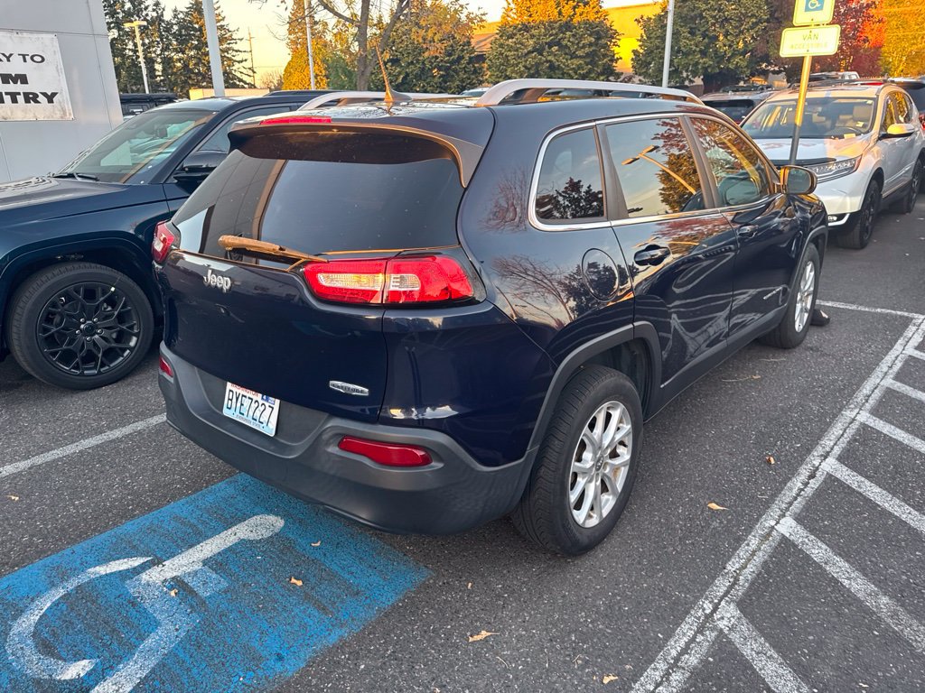 Used 2016 Jeep Cherokee Latitude FWD image 3