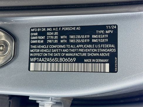 Certified 2025 Porsche Macan image 33