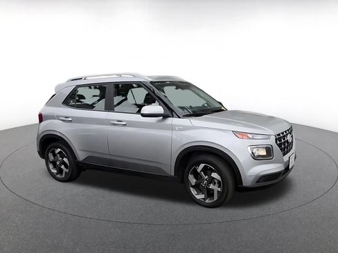 Used 2025 Hyundai Venue SEL FWD image 2