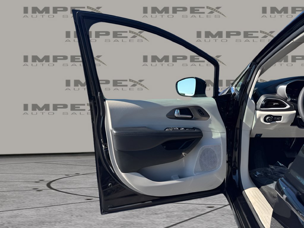 Used 2024 Chrysler Pacifica Limited FWD image 25