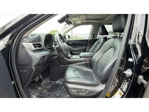 Used 2023 Toyota Highlander XLE FWD image 16