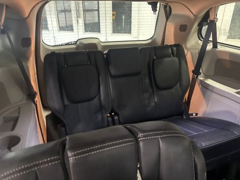 Used 2016 Chrysler Town & Country Touring image 10