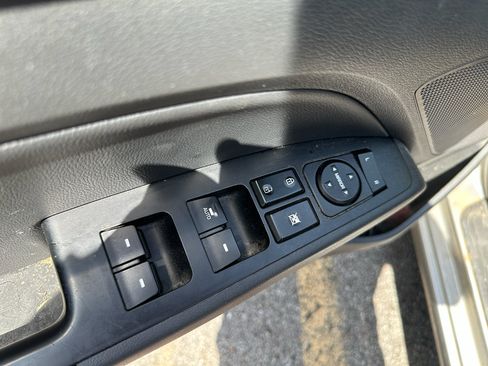 Used 2020 Hyundai Elantra Limited w/ Winter Weather Package FWD image 19