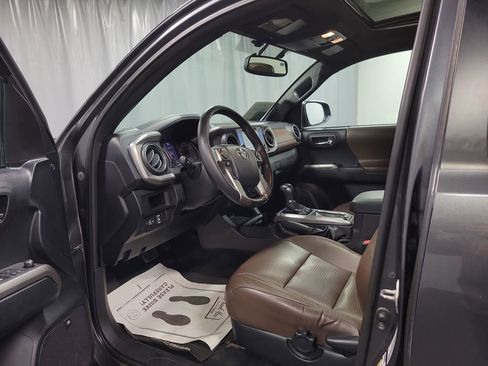 Used 2016 Toyota Tacoma Limited w/ Towing Package image 12