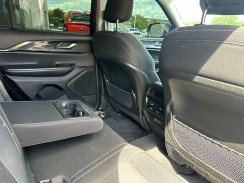 Used 2023 Jeep Grand Cherokee Laredo AWD/4WD image 27