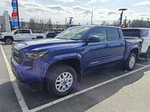 Used 2025 Toyota Tacoma SR5 image 3