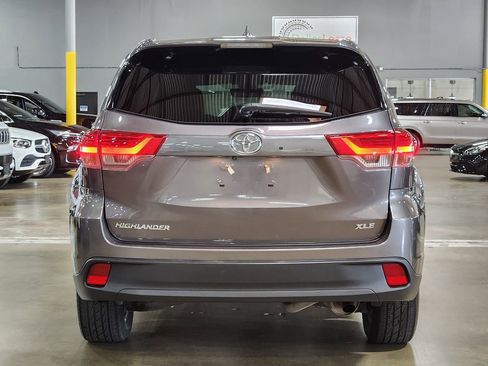 Used 2019 Toyota Highlander XLE FWD image 10