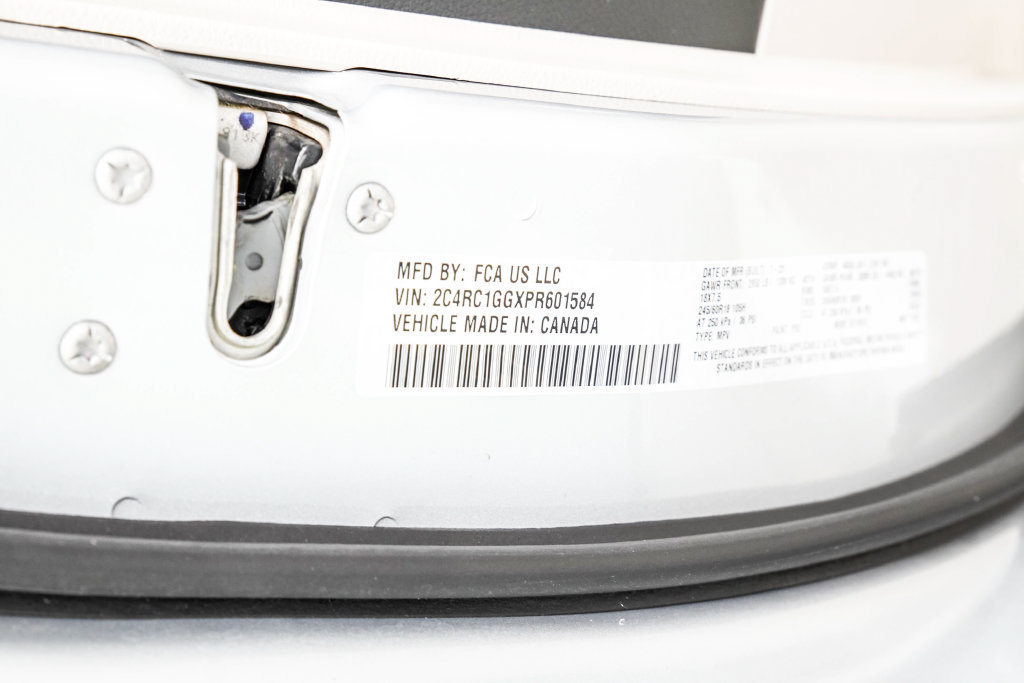 Used 2023 Chrysler Pacifica Limited FWD image 47