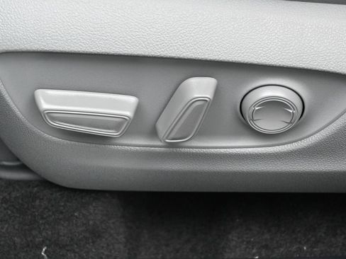 Certified 2026 Toyota Highlander Limited AWD/4WD image 10