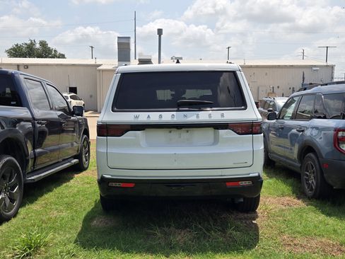 Used 2024 Jeep Wagoneer Series II w/ Flexible Seating Group RWD image 5