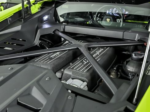 Used 2022 Lamborghini Huracan EVO RWD image 17