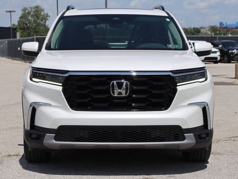 Used 2024 Honda Pilot Touring image 2