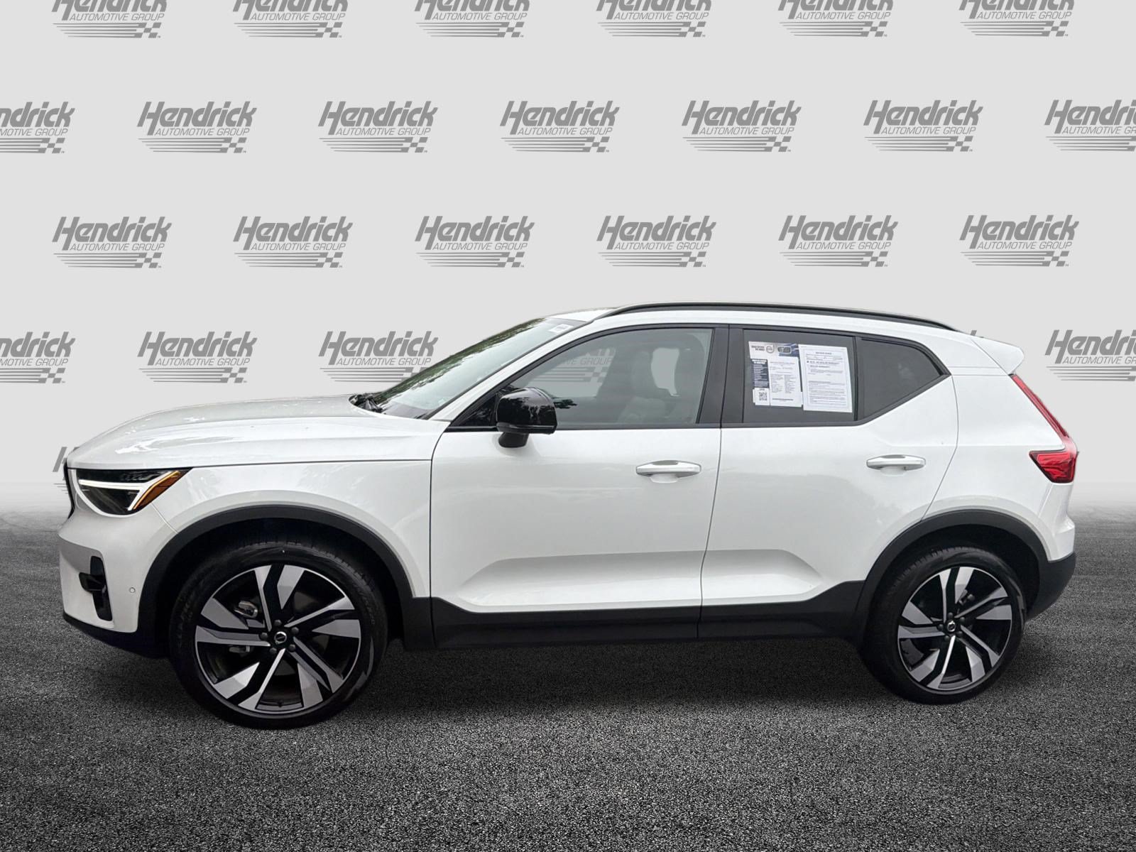 Certified 2024 Volvo XC40 B5 Plus AWD/4WD image 7
