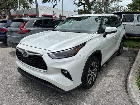 Used 2022 Toyota Highlander XLE AWD/4WD image 6
