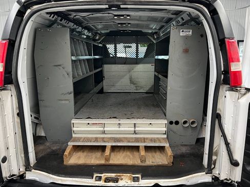 Used 2016 Chevrolet Express 3500 RWD image 16