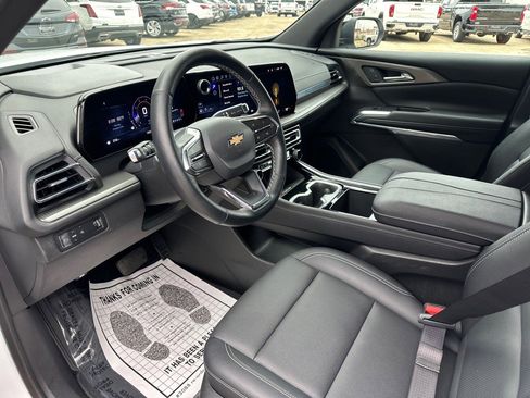 Used 2025 Chevrolet Traverse LT image 9