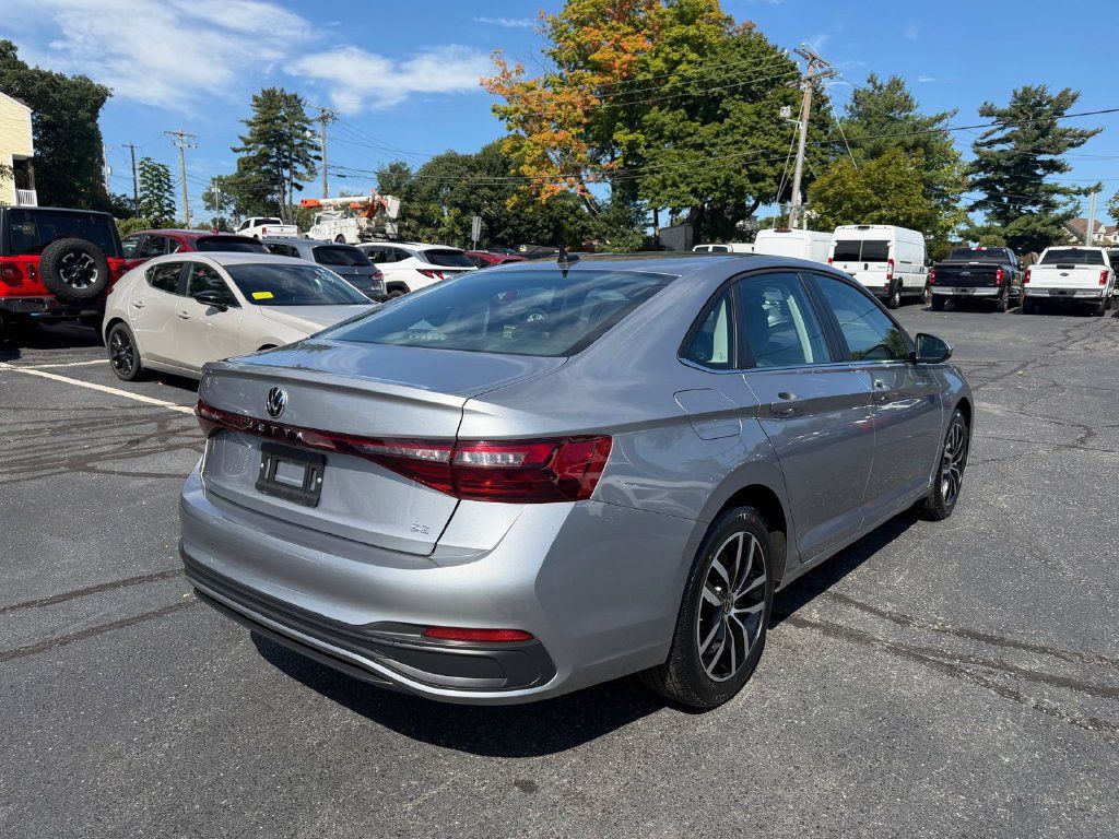 Used 2025 Volkswagen Jetta SE FWD image 5