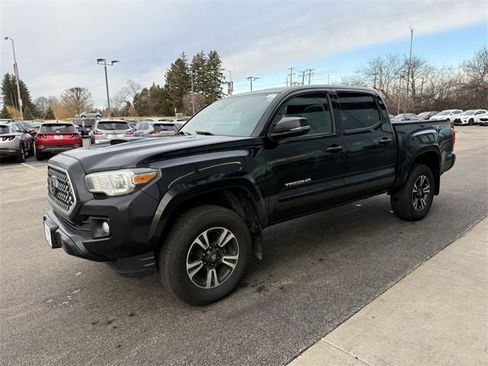 Used 2018 Toyota Tacoma TRD Sport image 3