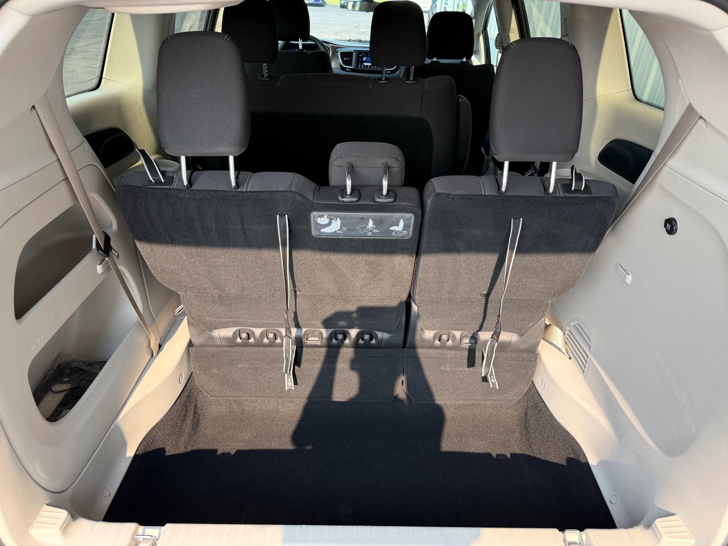 Used 2020 Chrysler Voyager L FWD image 7