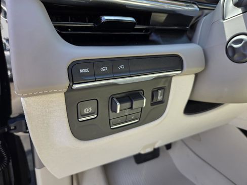 Used 2022 Cadillac Escalade Premium Luxury Platinum RWD image 17