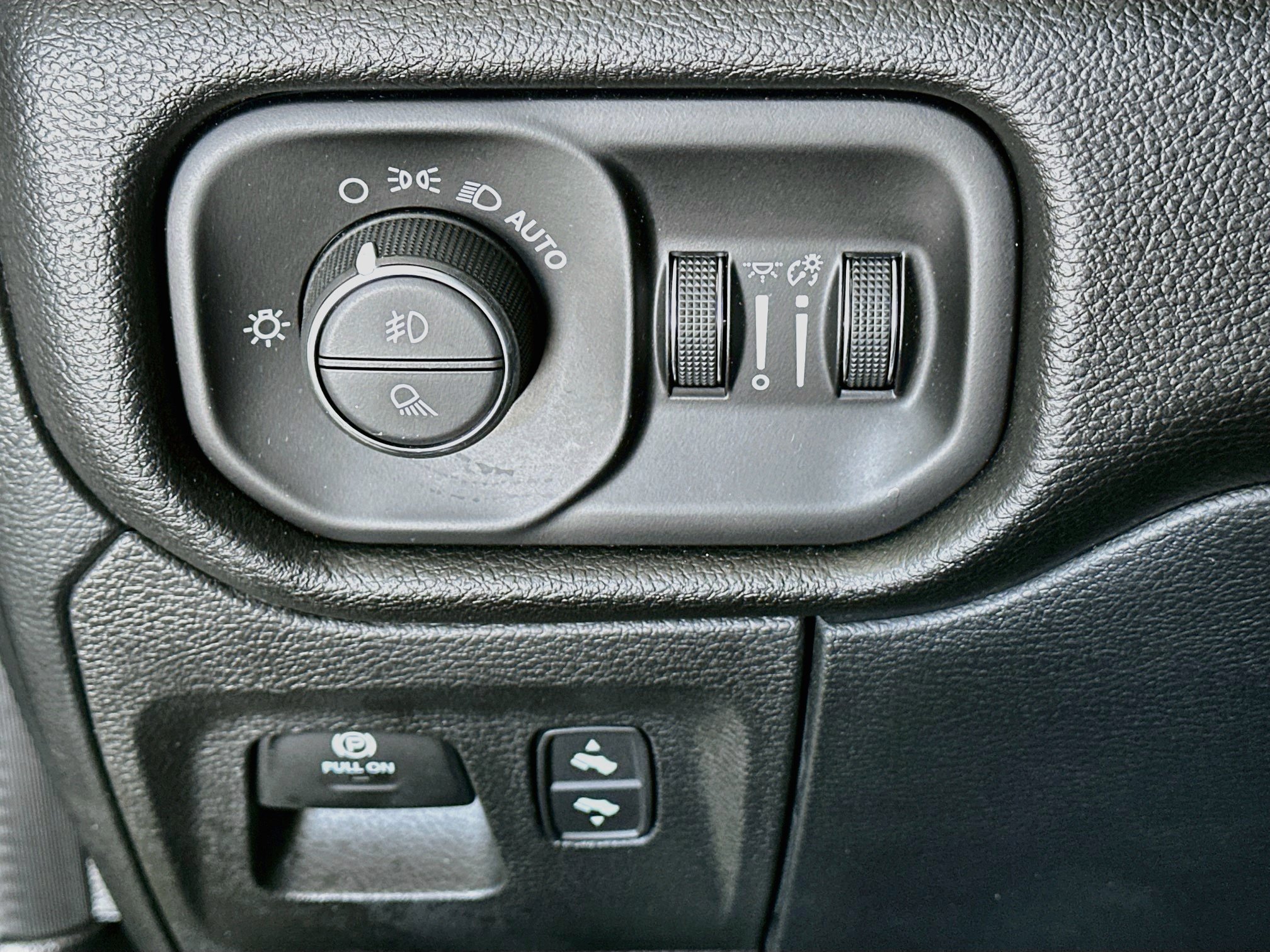 Used 2023 RAM 1500 Laramie AWD/4WD image 17