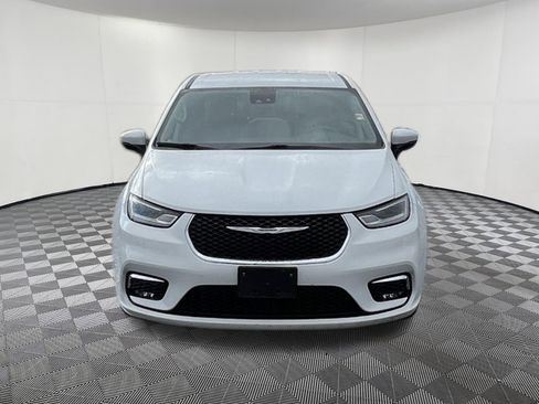 Used 2023 Chrysler Pacifica Touring-L image 2