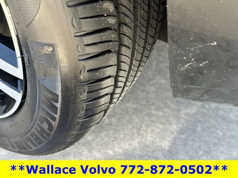 Used 2025 Volvo XC40 B5 Core image 16