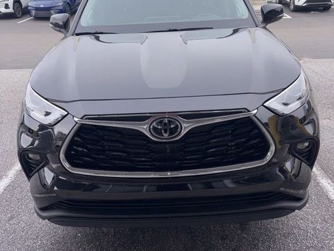 Used 2022 Toyota Highlander Limited image 2