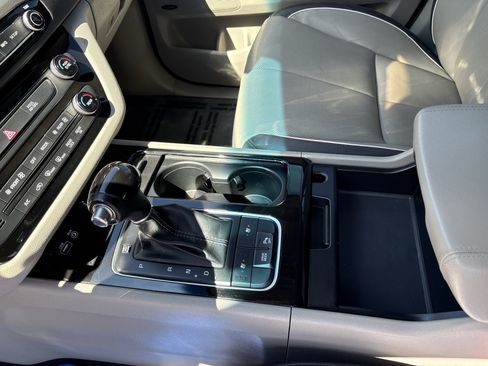 Used 2015 Kia Sedona SX FWD image 12