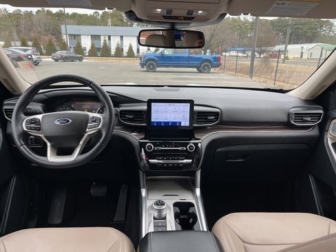 Certified 2023 Ford Explorer Limited w/ Equipment Group 301A image 8