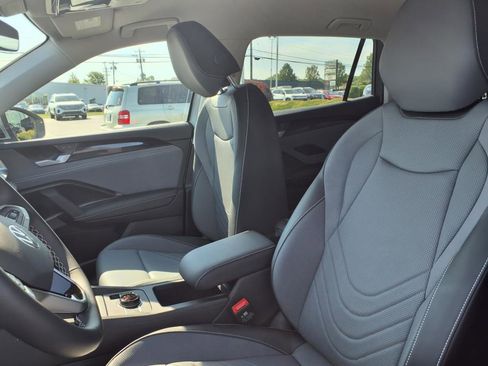 New 2025 Volkswagen Tiguan SE image 11