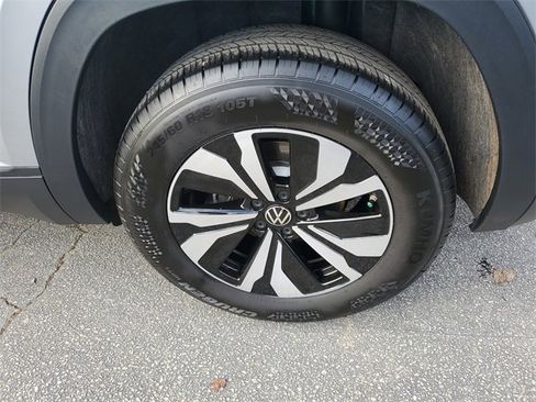 Certified 2025 Volkswagen Atlas Cross Sport SE image 8