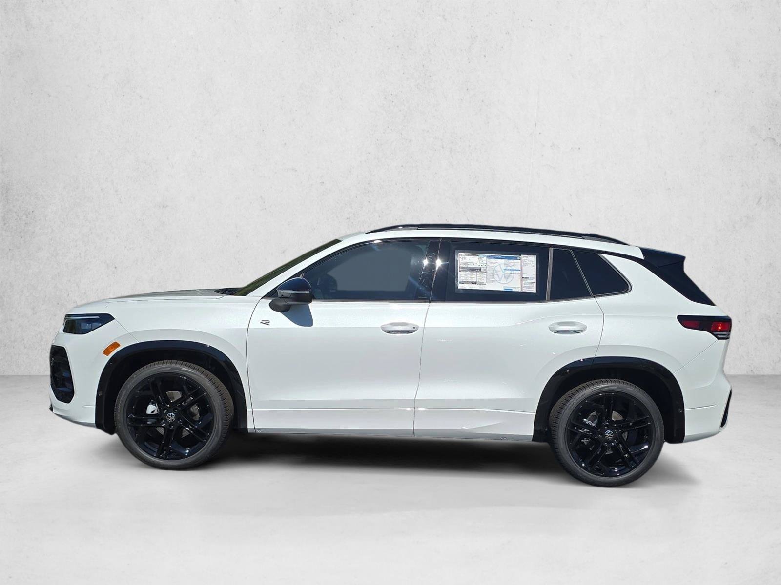 New 2026 Volkswagen Tiguan SE R-Line FWD image 8