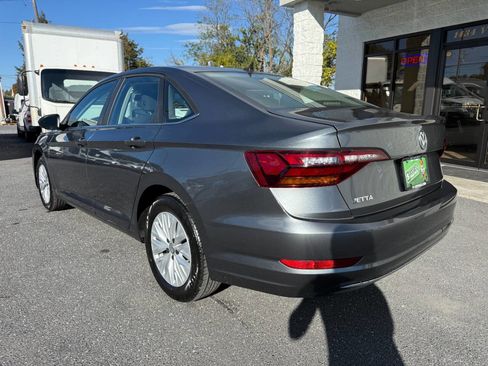 Used 2019 Volkswagen Jetta SE image 2