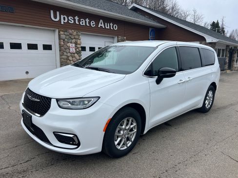 New 2026 Chrysler Pacifica Select image 1