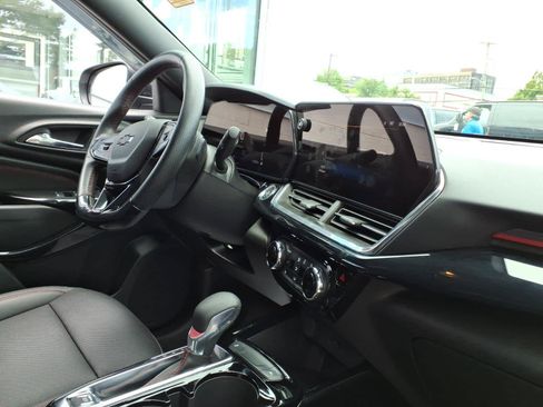 Certified 2025 Chevrolet Trax RS FWD image 24