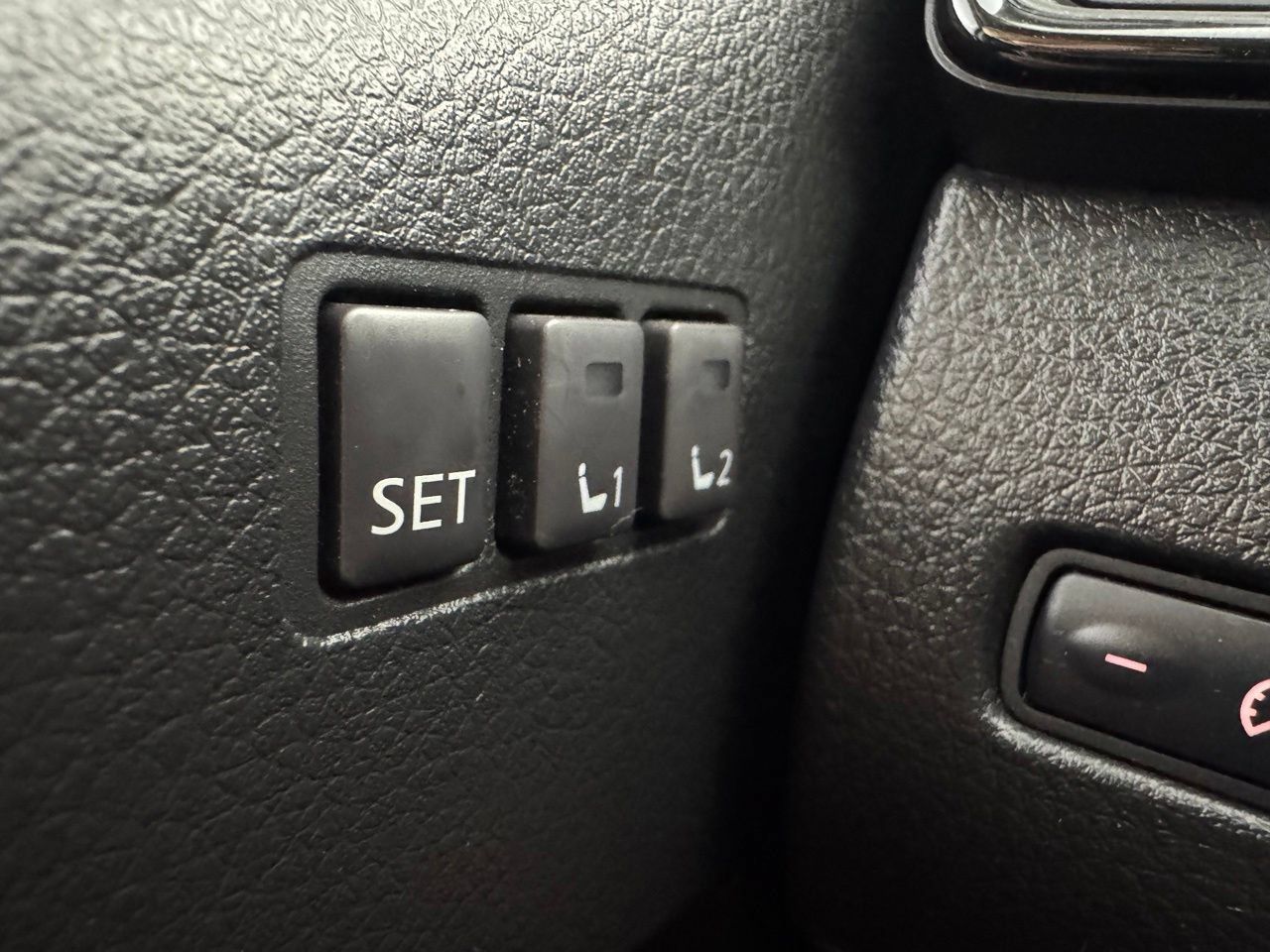 Used 2017 Nissan Rogue SL FWD image 23